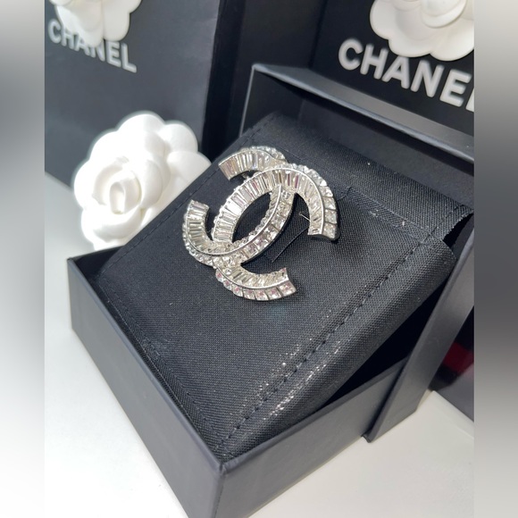✨ CHANEL ✨ Stunning Baguette Crystal CC Silver Brooch - Picture 4 of 9